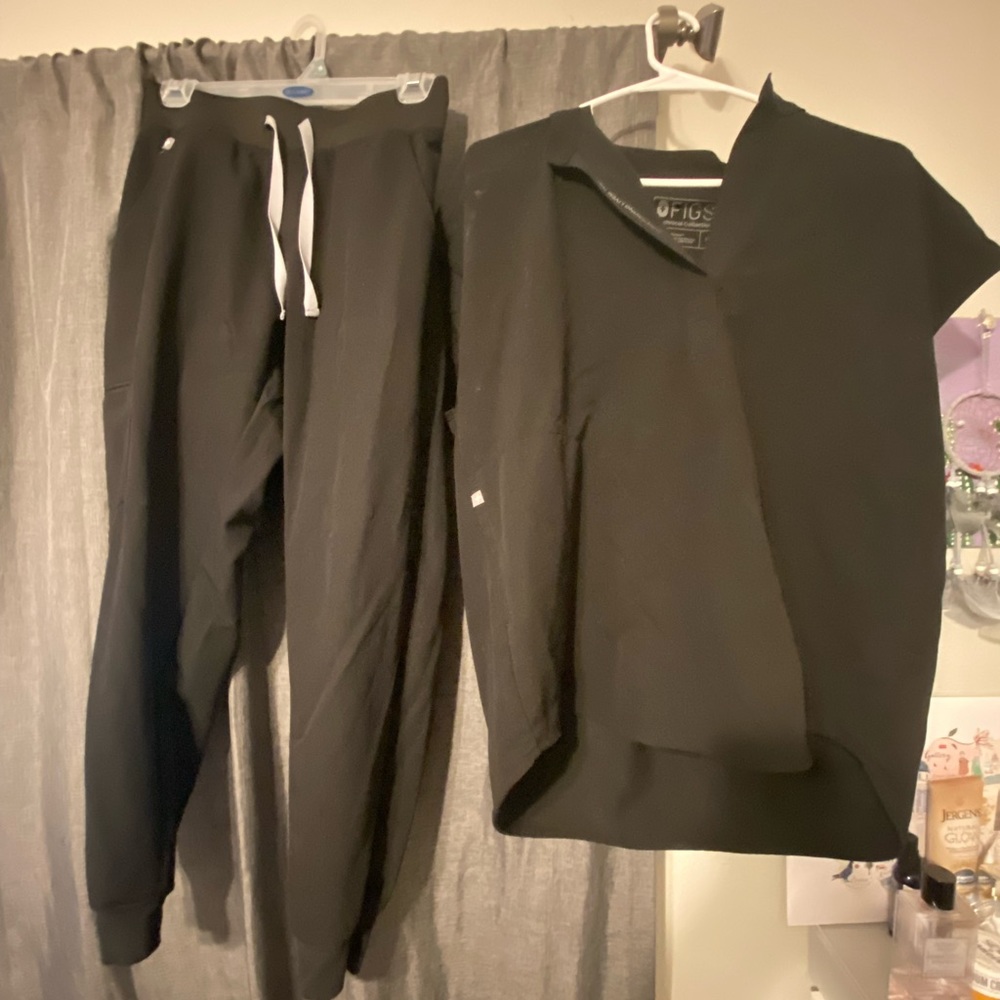 Figs Rafaela oversized scrub top in size M and Figs Jogger scrub pants in size M